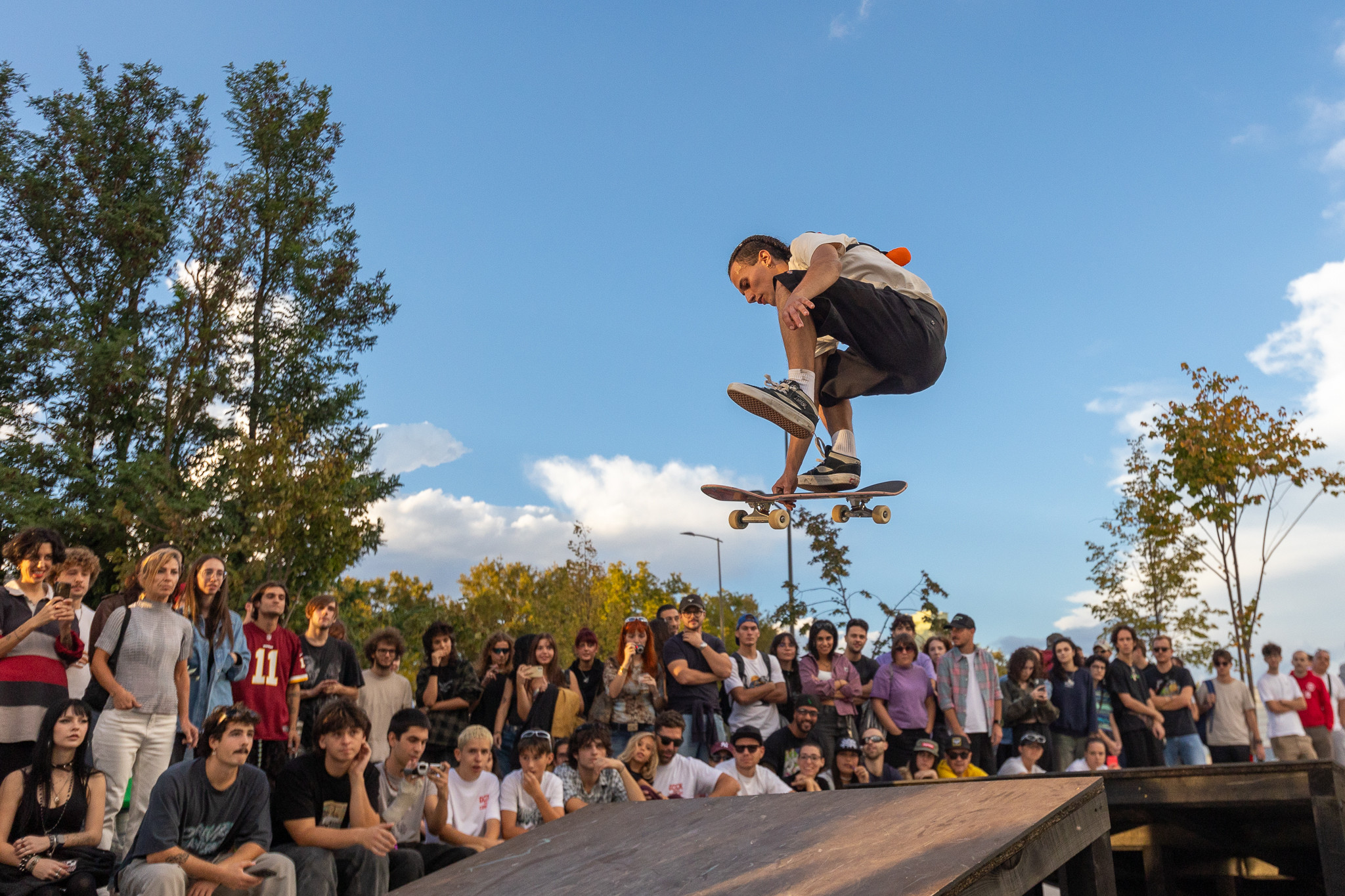 Big air sulla bank con la folla