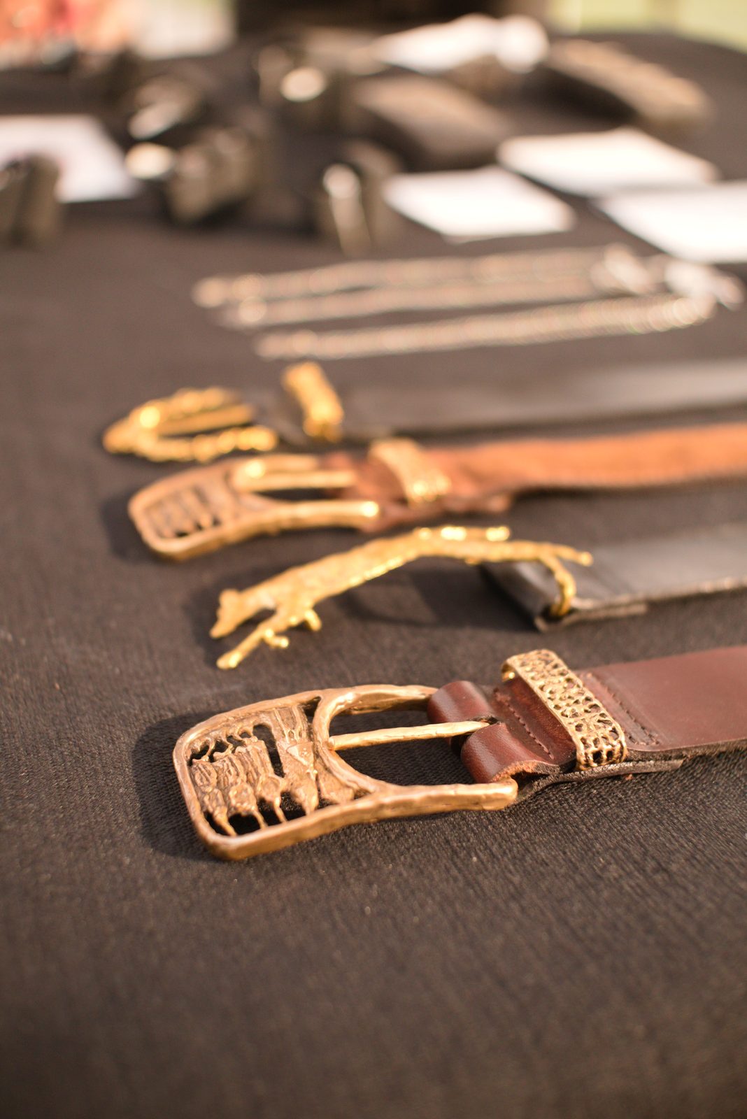 Cinture artigianali in pelle al market