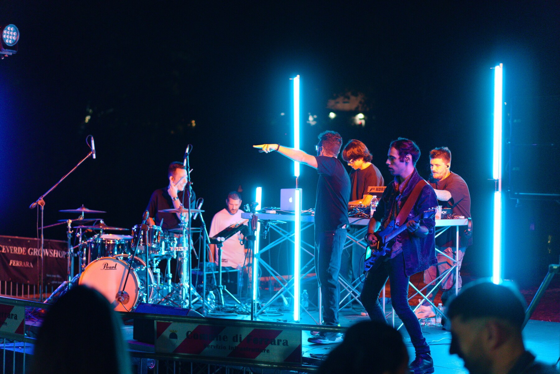 Live sul palco al tramonto