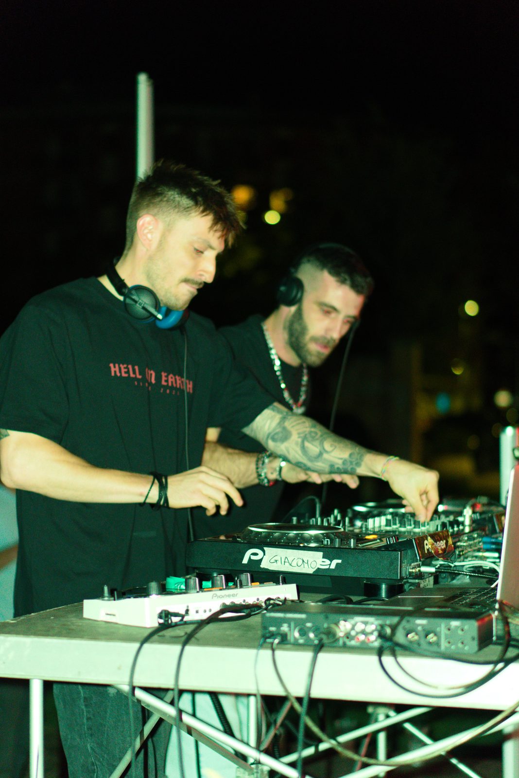 Artisti sul palco del Dock alla Darsena