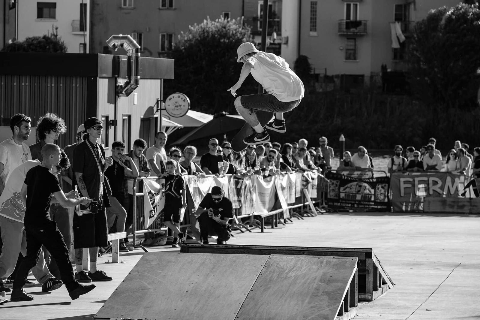 Skater in azione davanti alla folla